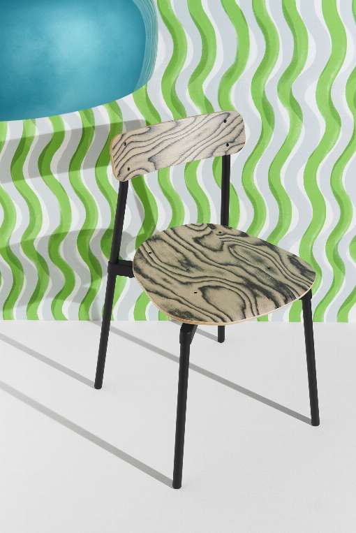 Images 1 - 3: The lively ALPILignum veneer from Italy makes the veneered chair variants of the